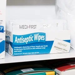 Medique Products Sanitizing Skin Wipe Medi-First Individual Packet BZK (Benzalkonium Chloride) Scented 20 Count, 400/CS - Image 2
