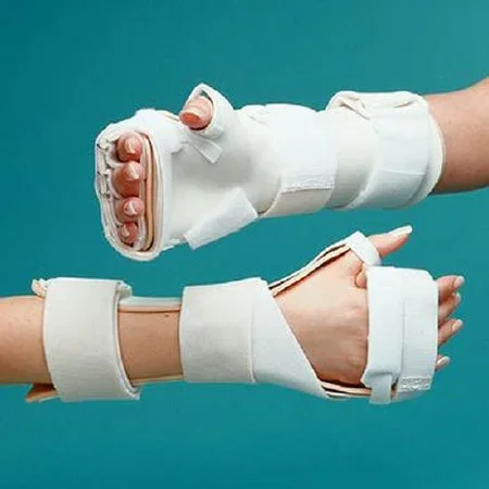 Patterson Medical Supply Rolyan Hand Splint Arthritis Mitt Polyform Light Thermoplastic / Plastazote Padding Left Hand White Medium – A3095